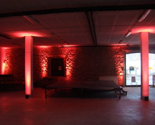 Iluminacion Estructural Interior sala luces en rojo
