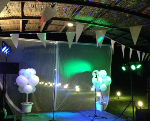 Karaoke con escenario de tarimas y ecfectos de luz