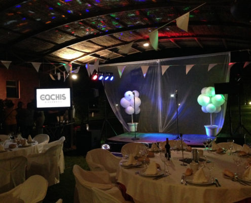 Karaoke con escenario de tarimas